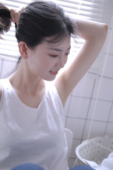 扒开老女人P大荫蒂